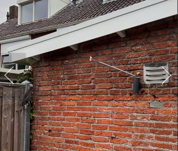 Wit houtwerk langs de gevel