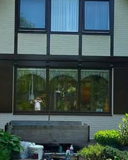 Na: dezelfde woning met een lichte gevel en strak donker geschilderde kozijnen
